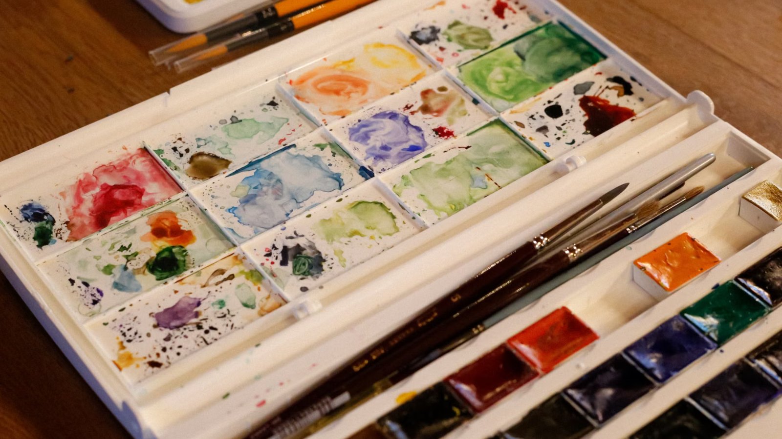 水彩絵の具と筆