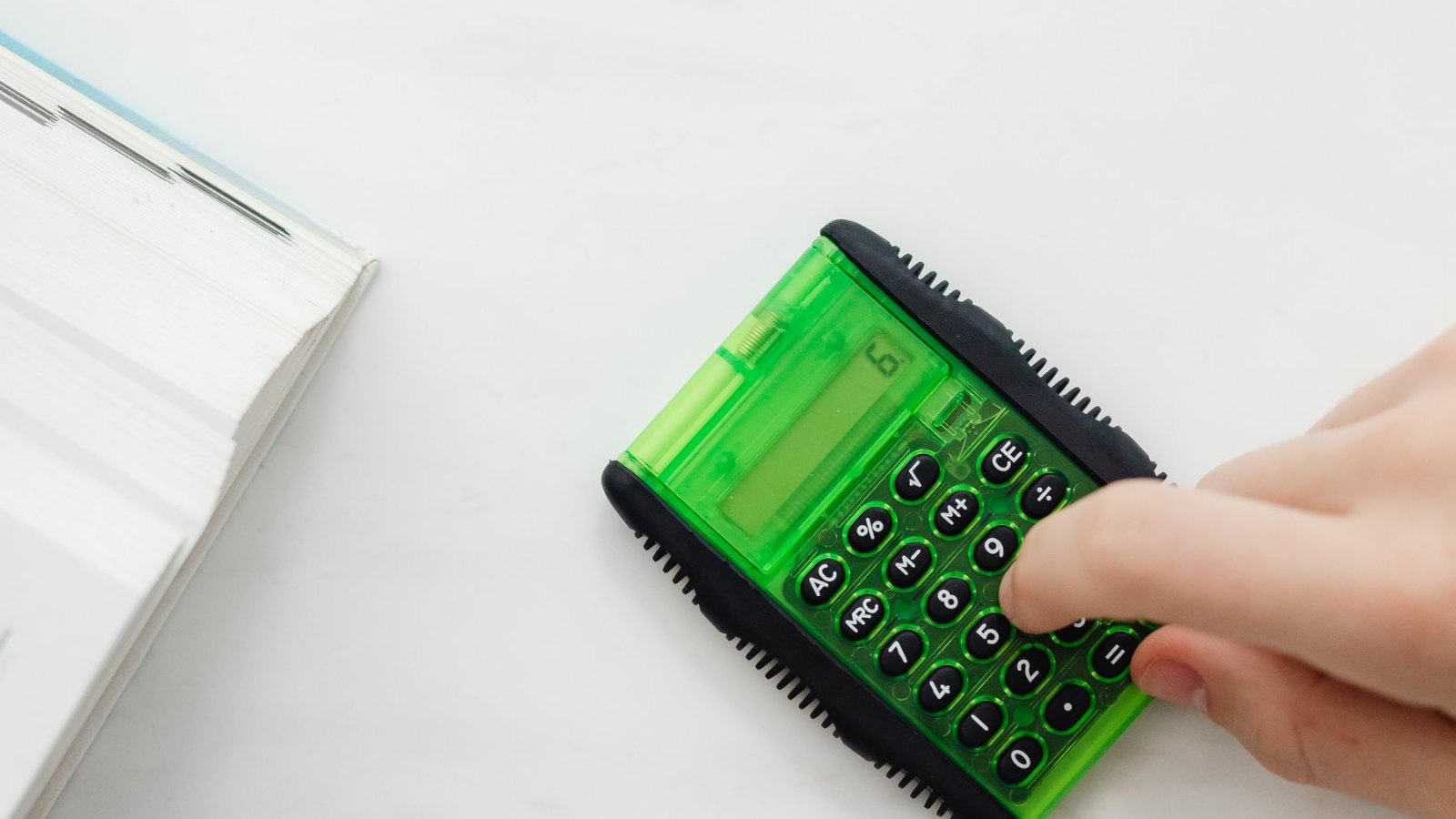 机の上の電卓で学費を計算する手元