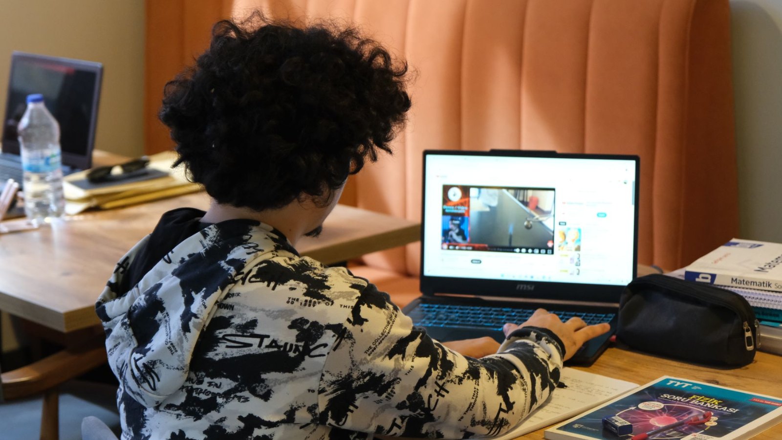 自宅のノートパソコンでオンライン授業を受ける生徒