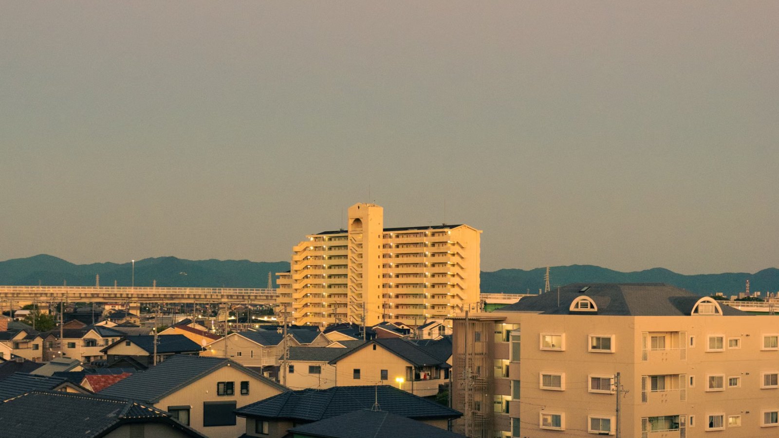 夕方の住宅街とマンションの風景