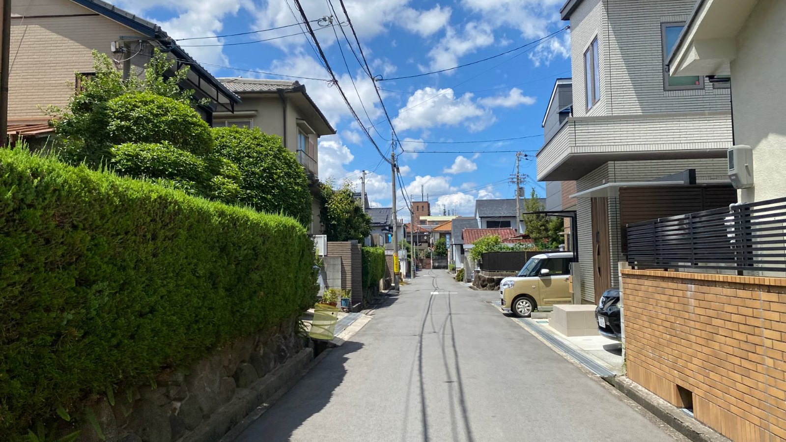 住宅街の道と青空