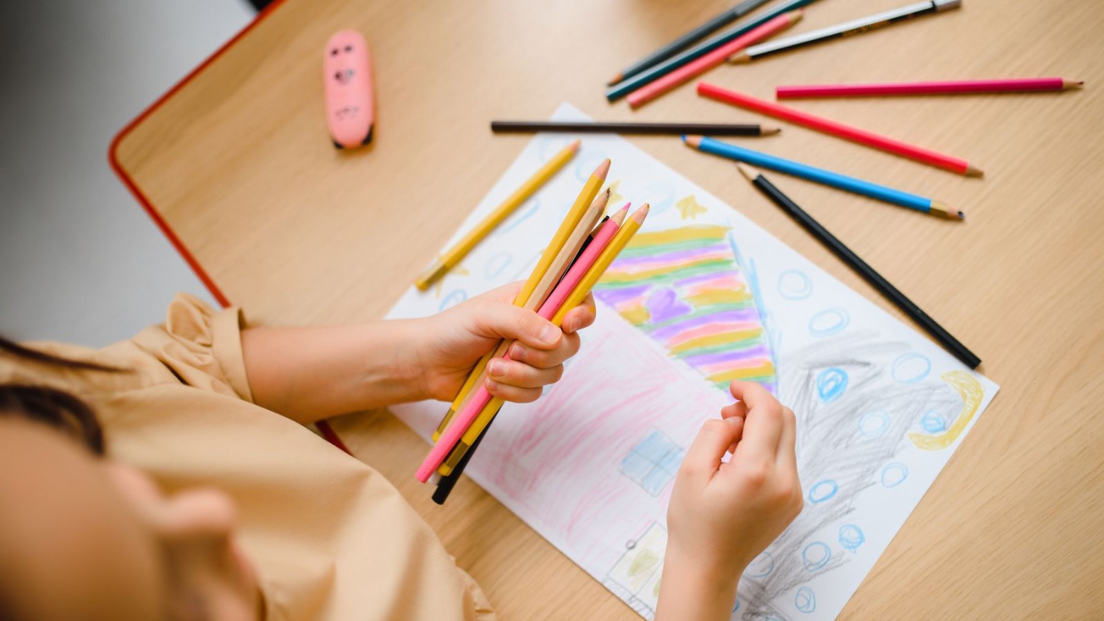 色鉛筆で絵をかく子どもの手元