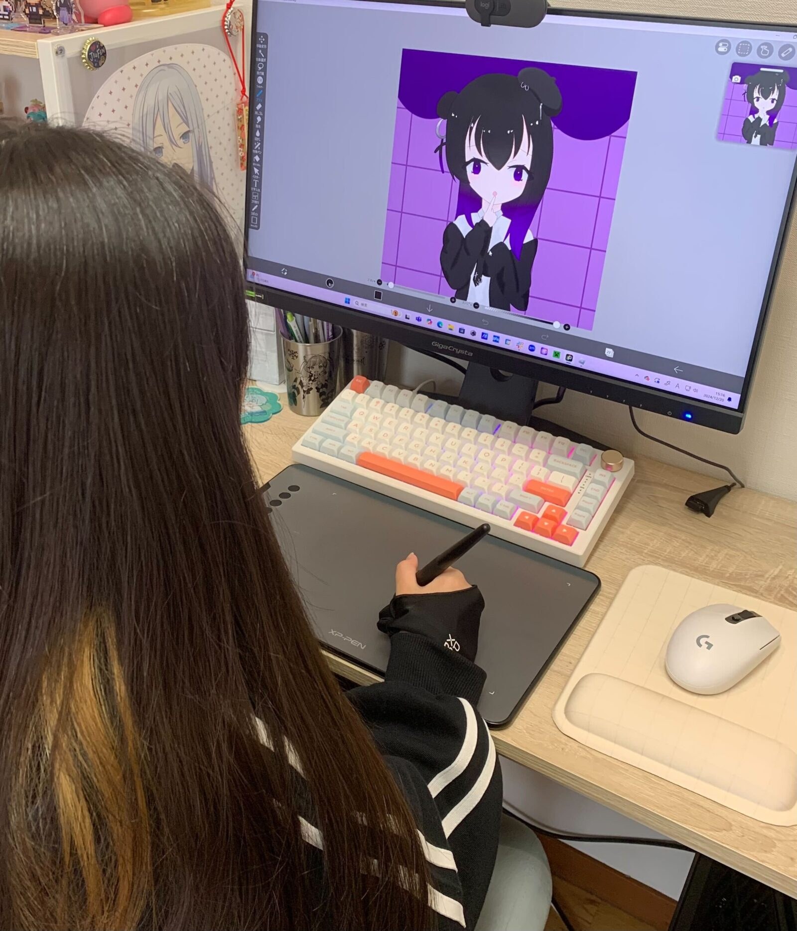 子どもがペンタブレットで作品を制作する活動写真