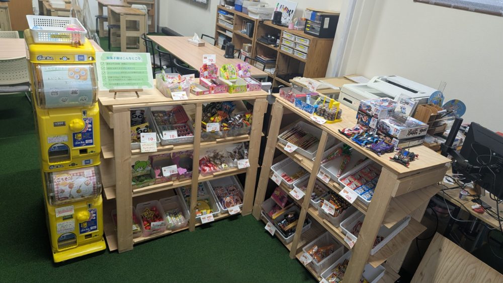 NIJINアカデミー武蔵新城校の入口にある駄菓子屋