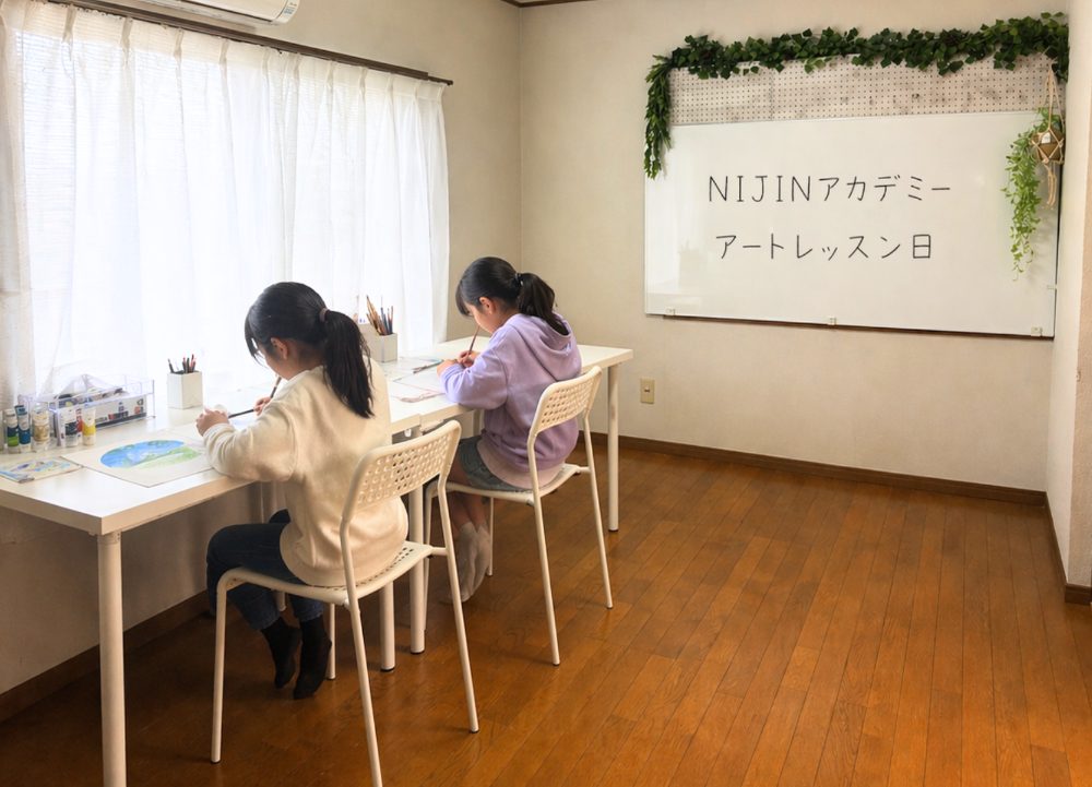 フリースクールの教室内観、学習スペース