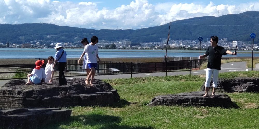 教室の近くから見た諏訪湖
