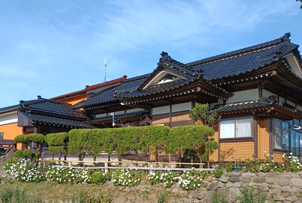 NIJINアカデミー秋田にかほ校の校舎(農家民宿を活用した教室の外観)