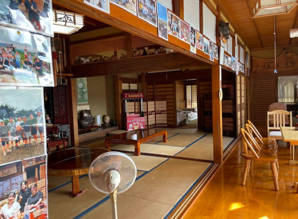 NIJINアカデミー秋田にかほ校の教室内。畳の居間がそのまま学びの場になっている