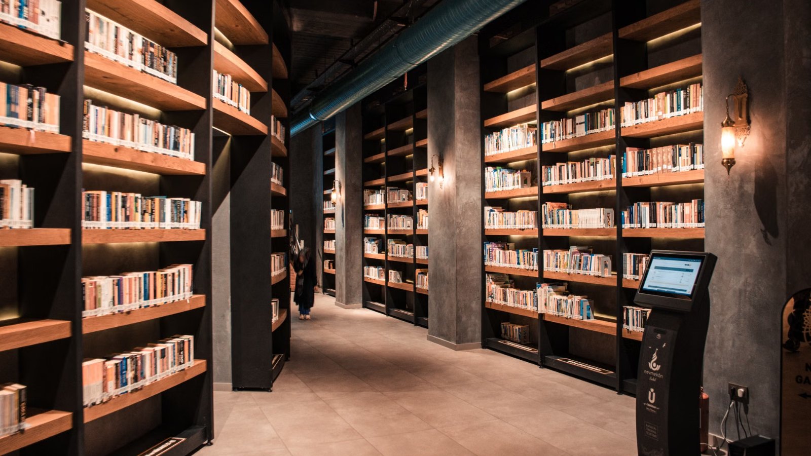 天井まで本が並ぶ図書館