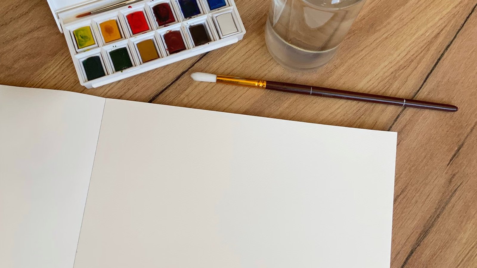 水彩絵の具と白い画用紙