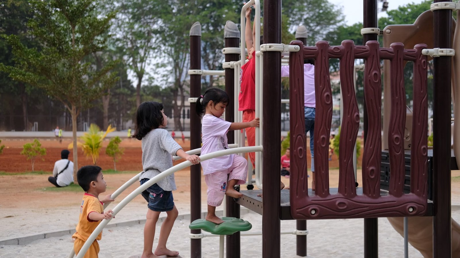 公園の遊具で遊ぶ子どもたち