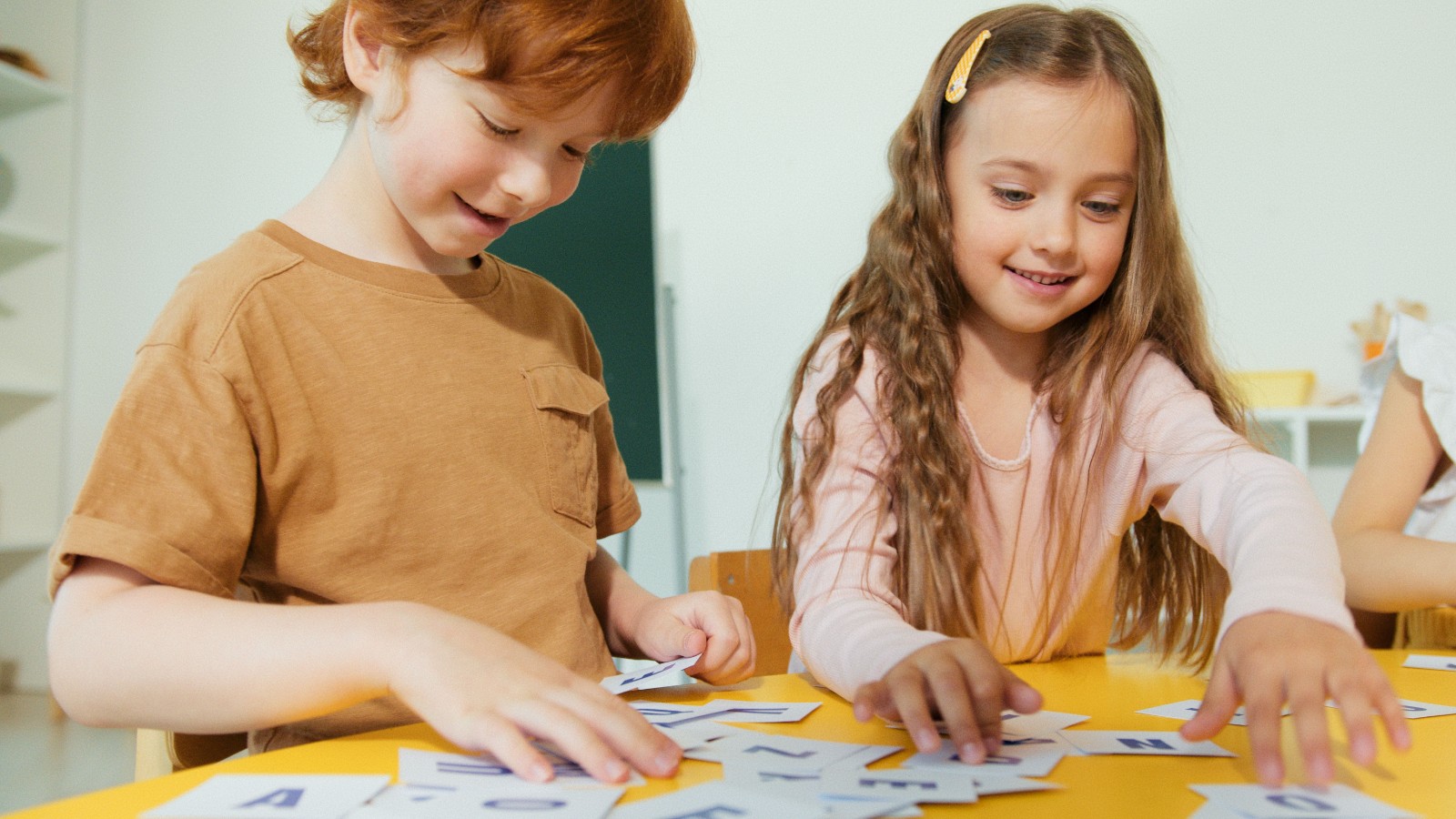 フラッシュカードを使って英語を学ぶ子どもたち
