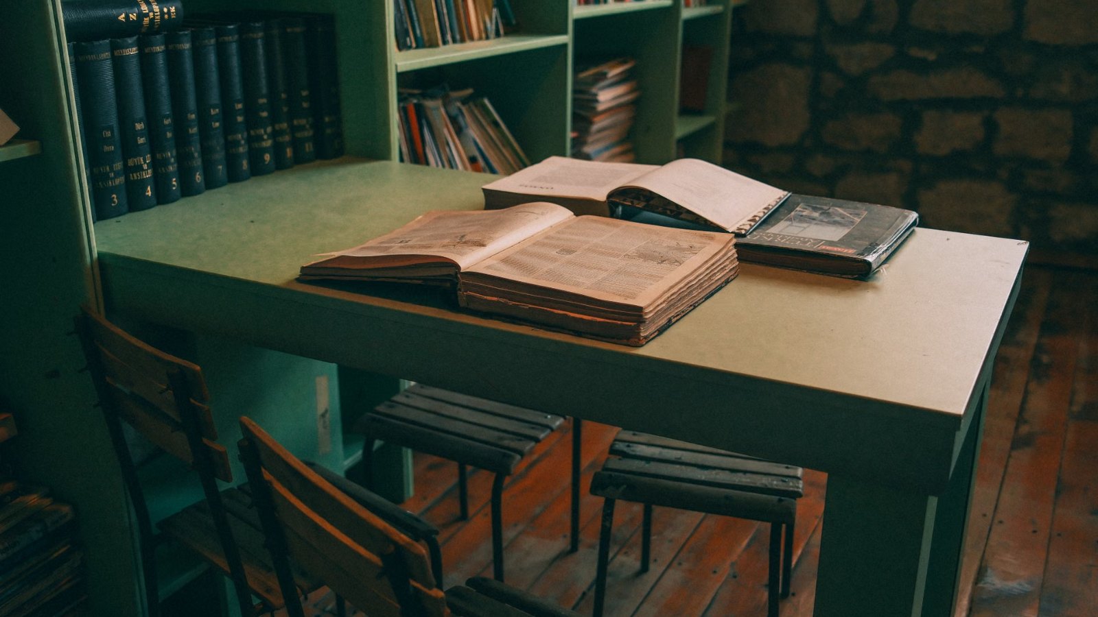 本が開かれた図書室の机