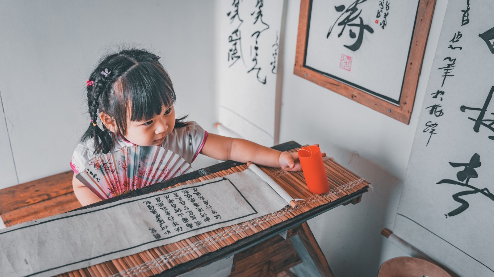 筆と墨で書道の練習をする女の子