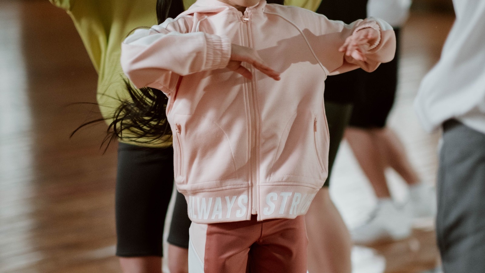 スタジオでダンスのレッスンを受ける子どもたち
