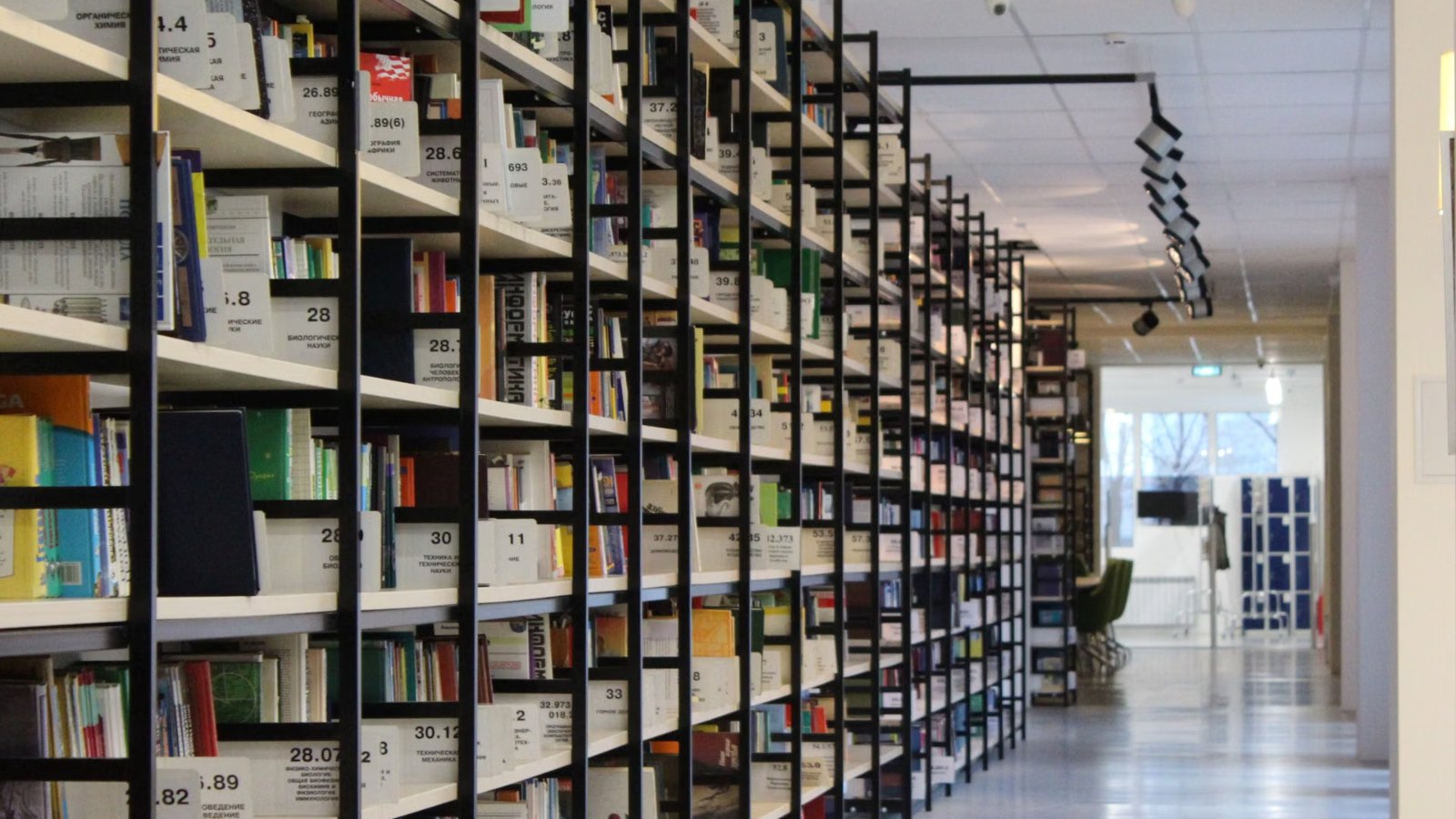 図書館の本棚が並ぶ通路