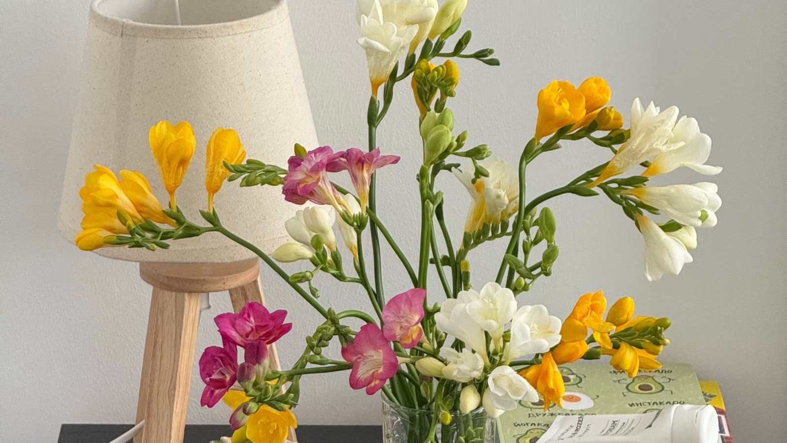 明るい部屋に飾ったフリージアの花