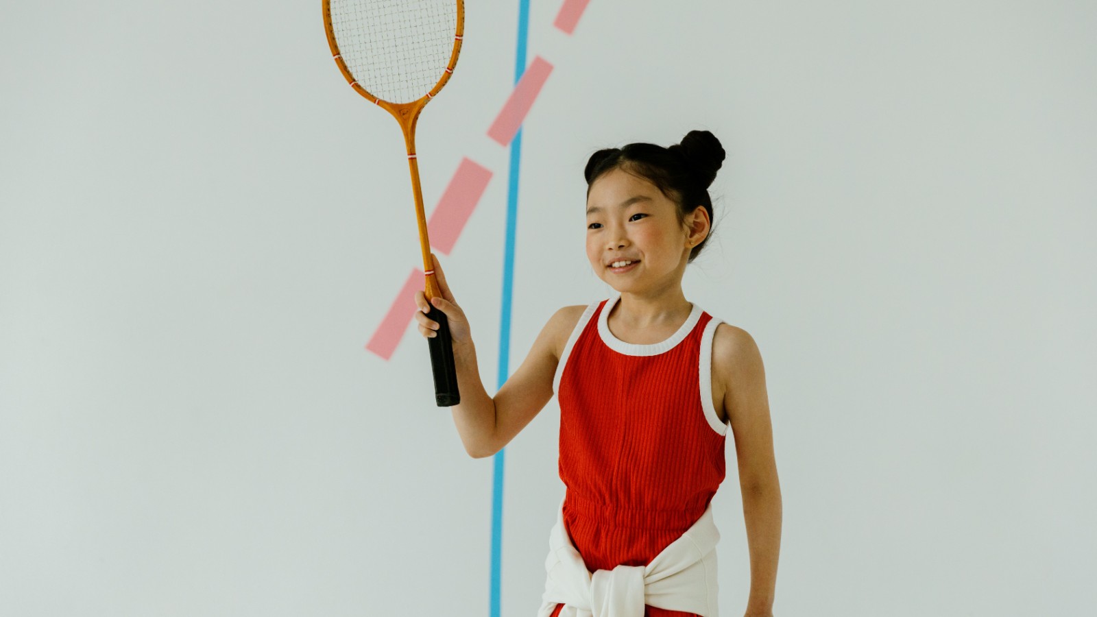 室内でバドミントンのラケットを持つ女の子