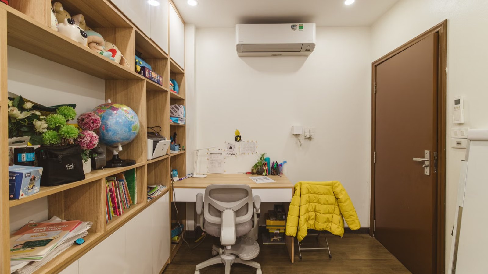 棚と机のある静かな部屋
