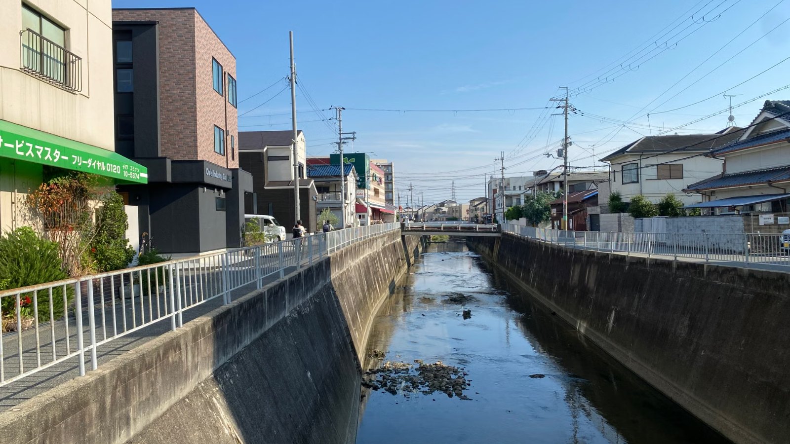 川沿いの道と青空