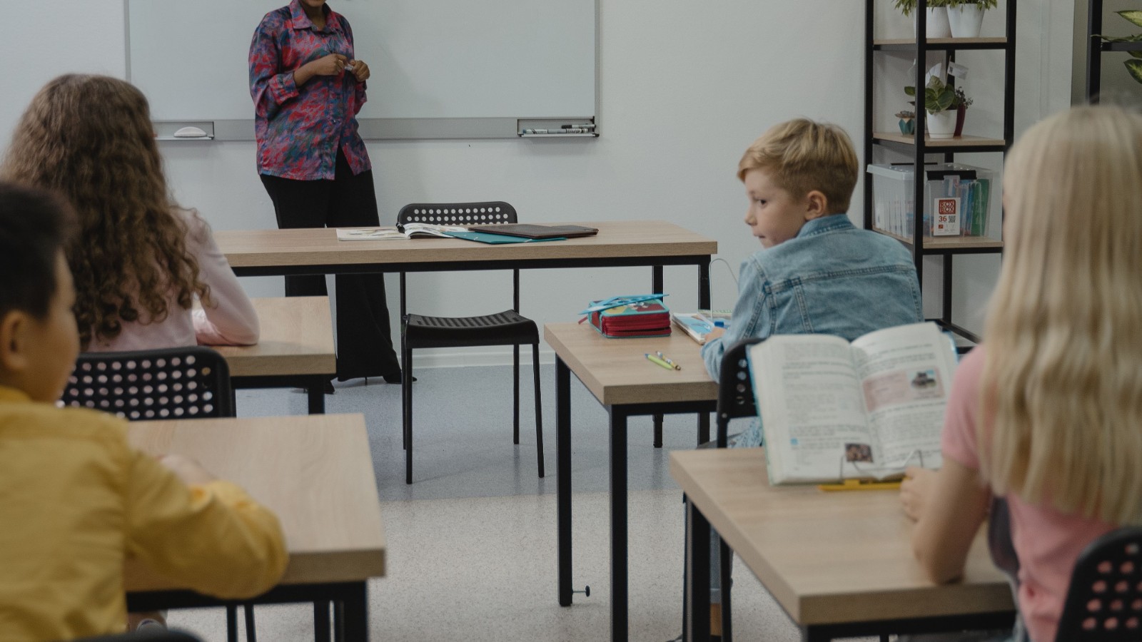 先生と一緒に英語を学ぶ子どもたち