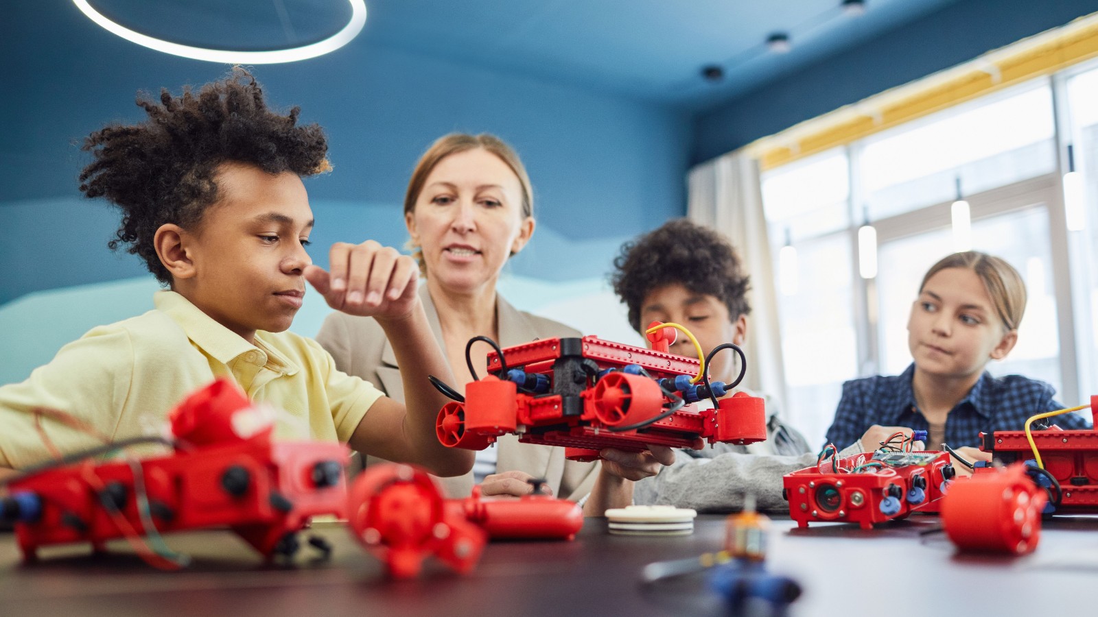 ロボットを組み立てる子どもたち