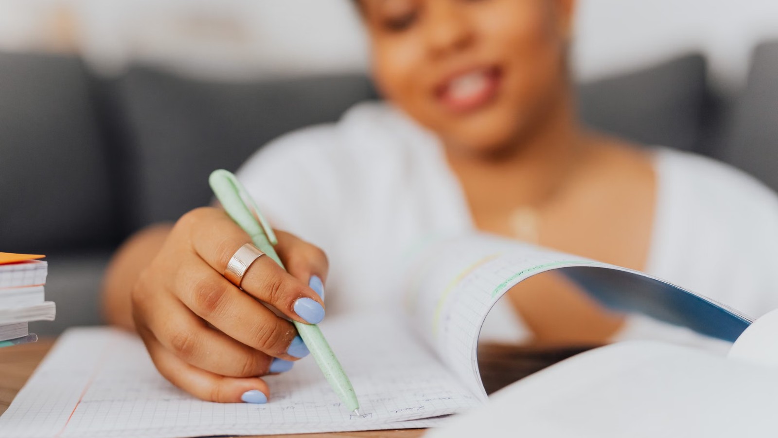 ノートに書き込みながら勉強する様子
