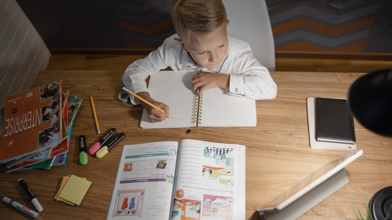 机に教材を広げて勉強する子ども