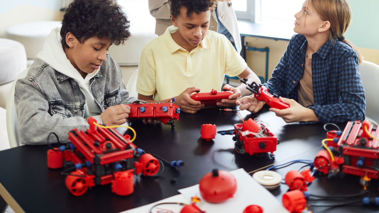 先生と一緒にロボットづくりに取り組む子どもたち