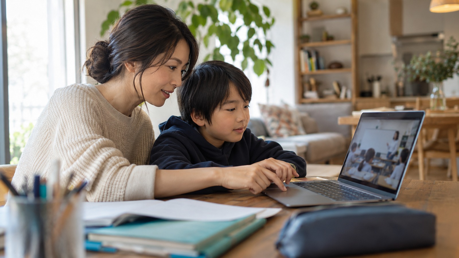 保護者と子どもが学習用のパソコンを準備するイメージ