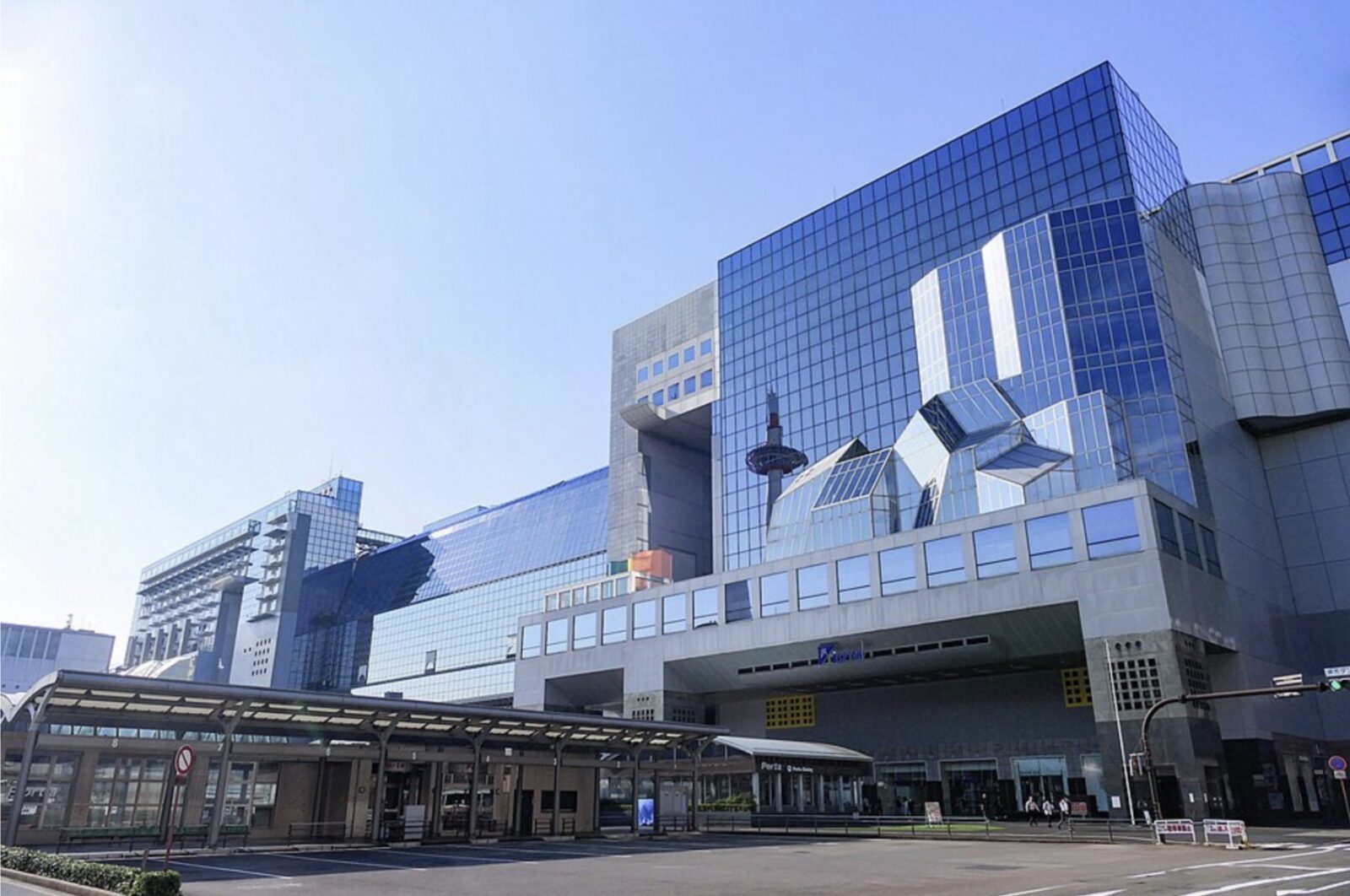 京都駅周辺の駅前風景
