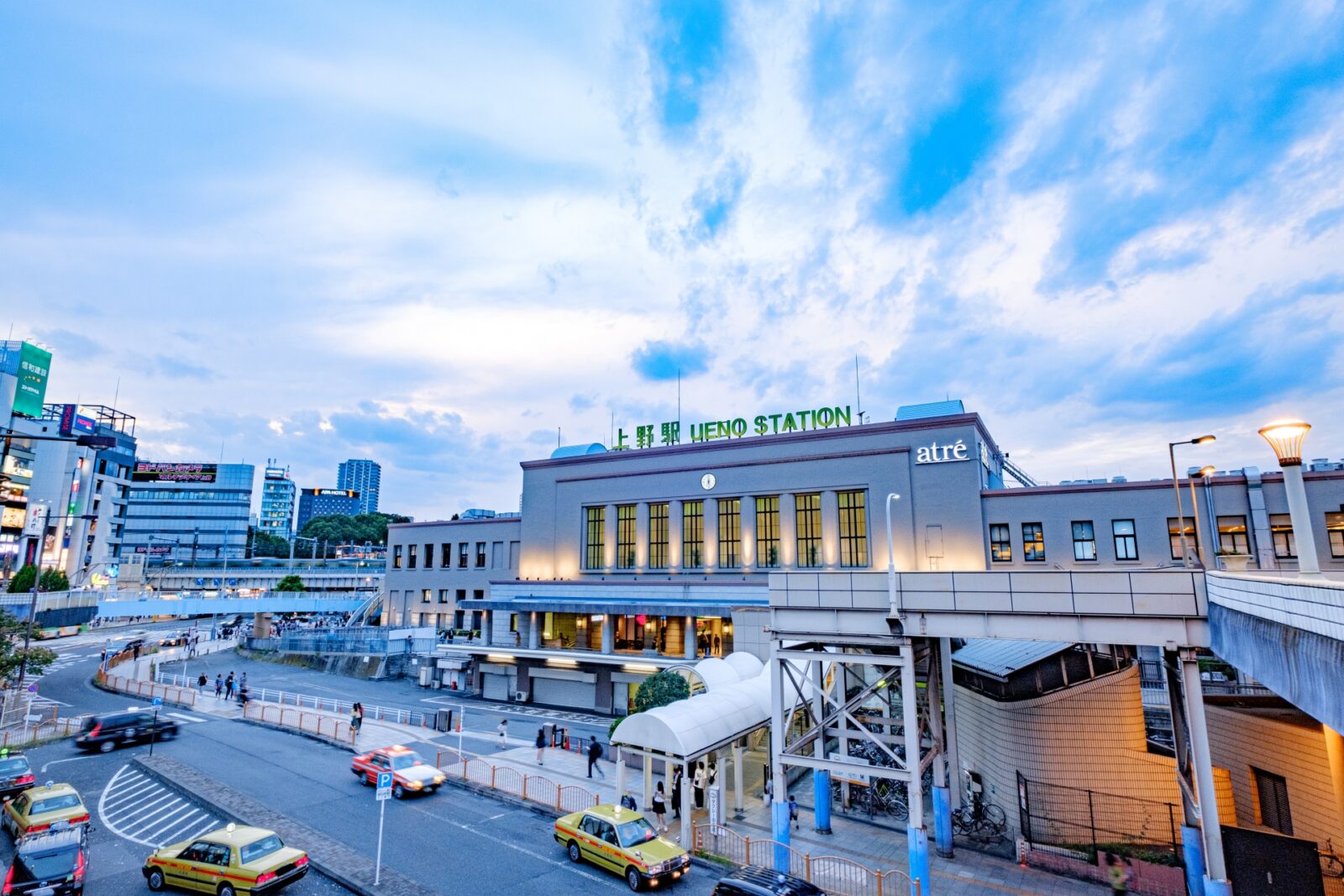 上野駅の駅前風景