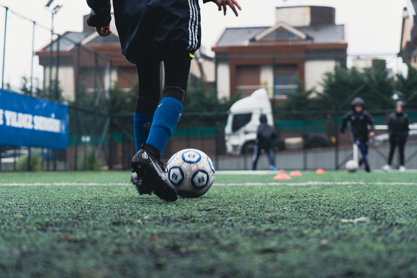 サッカーの練習をする子ども