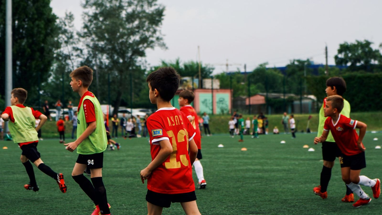 ビブスをつけてサッカーの練習をする子どもたち