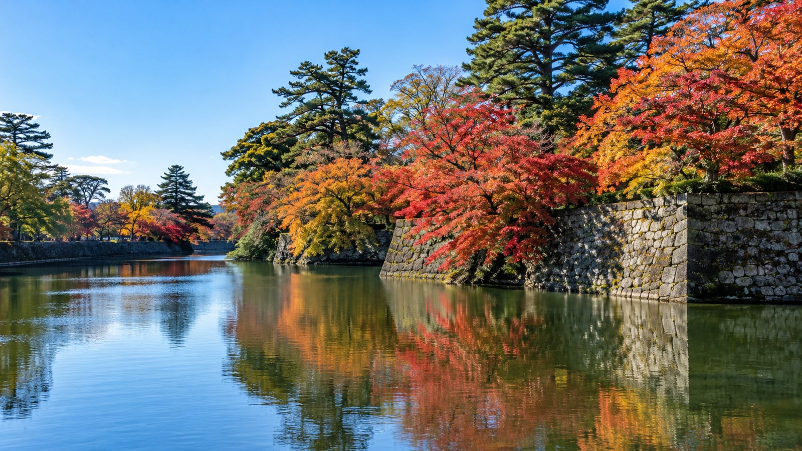 秋田市の公園に広がる堀と秋の木々の景色