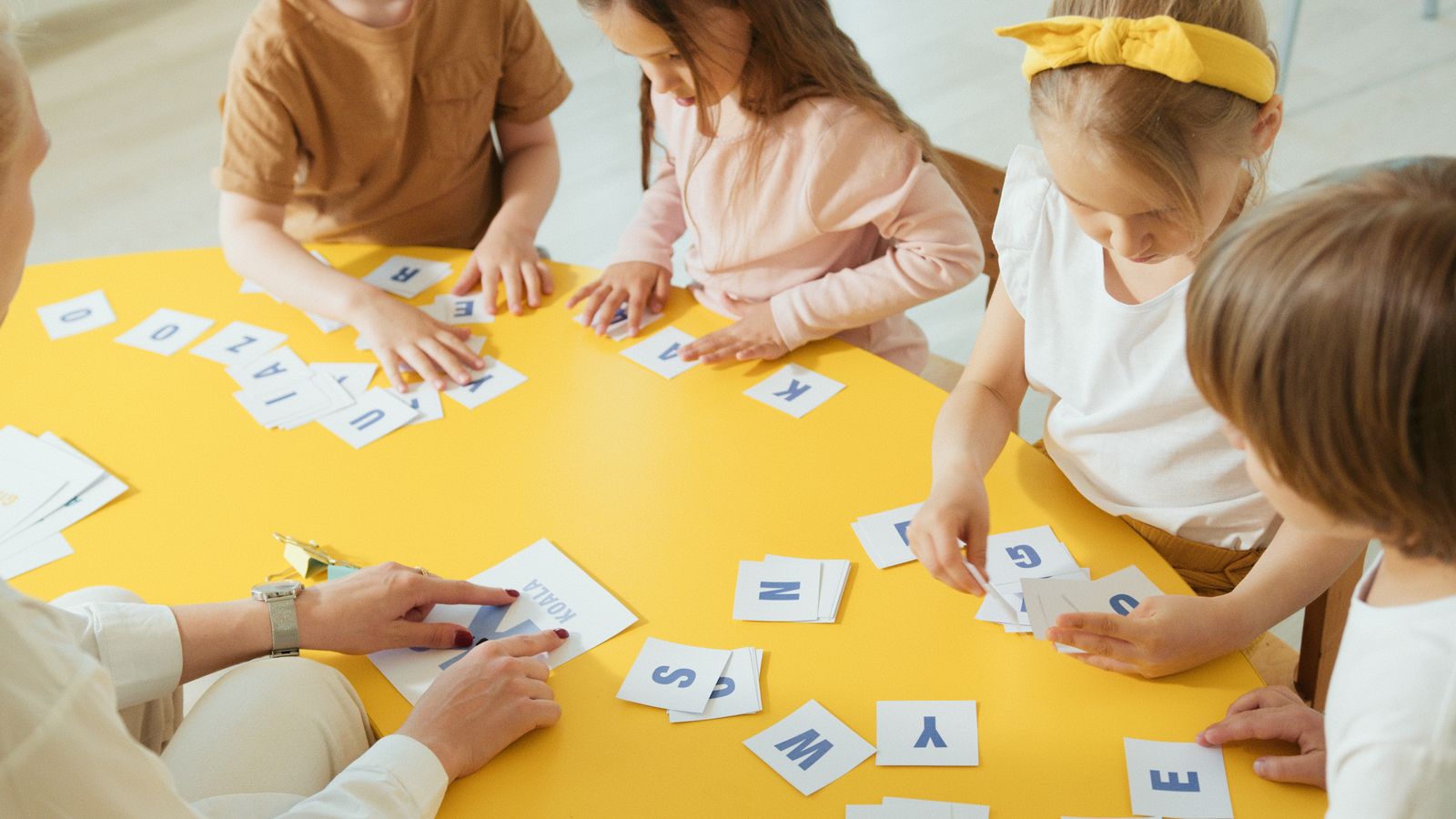 テーブルで学ぶ子どもたち