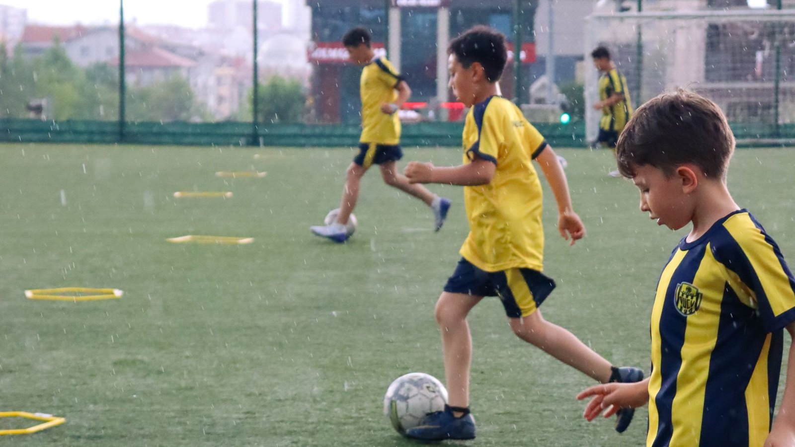 スポーツスクールでサッカーの練習をする子どもたち
