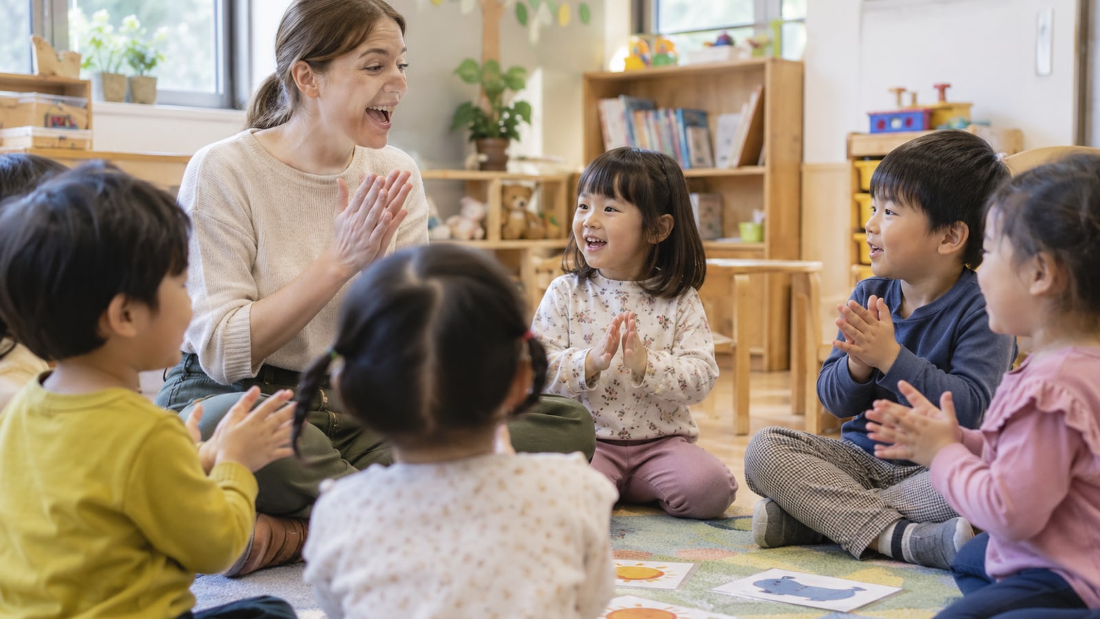 幼児クラスで英語の歌や工作を楽しむ子どもたちのイメージ
