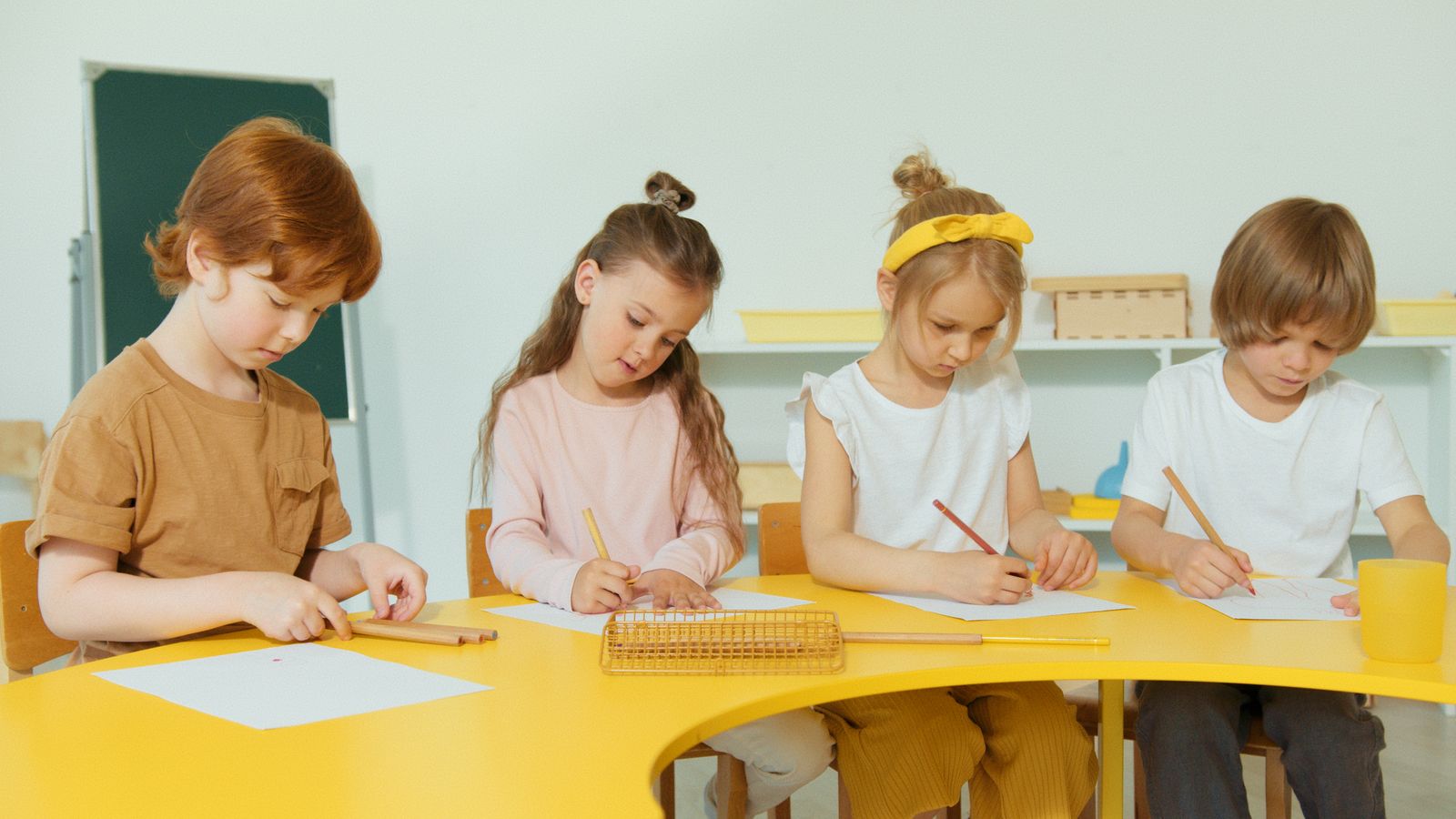 机に向かって学ぶ子どもたち