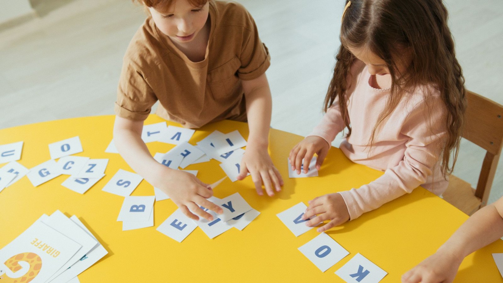 アルファベットのカードで学ぶ子どもたち