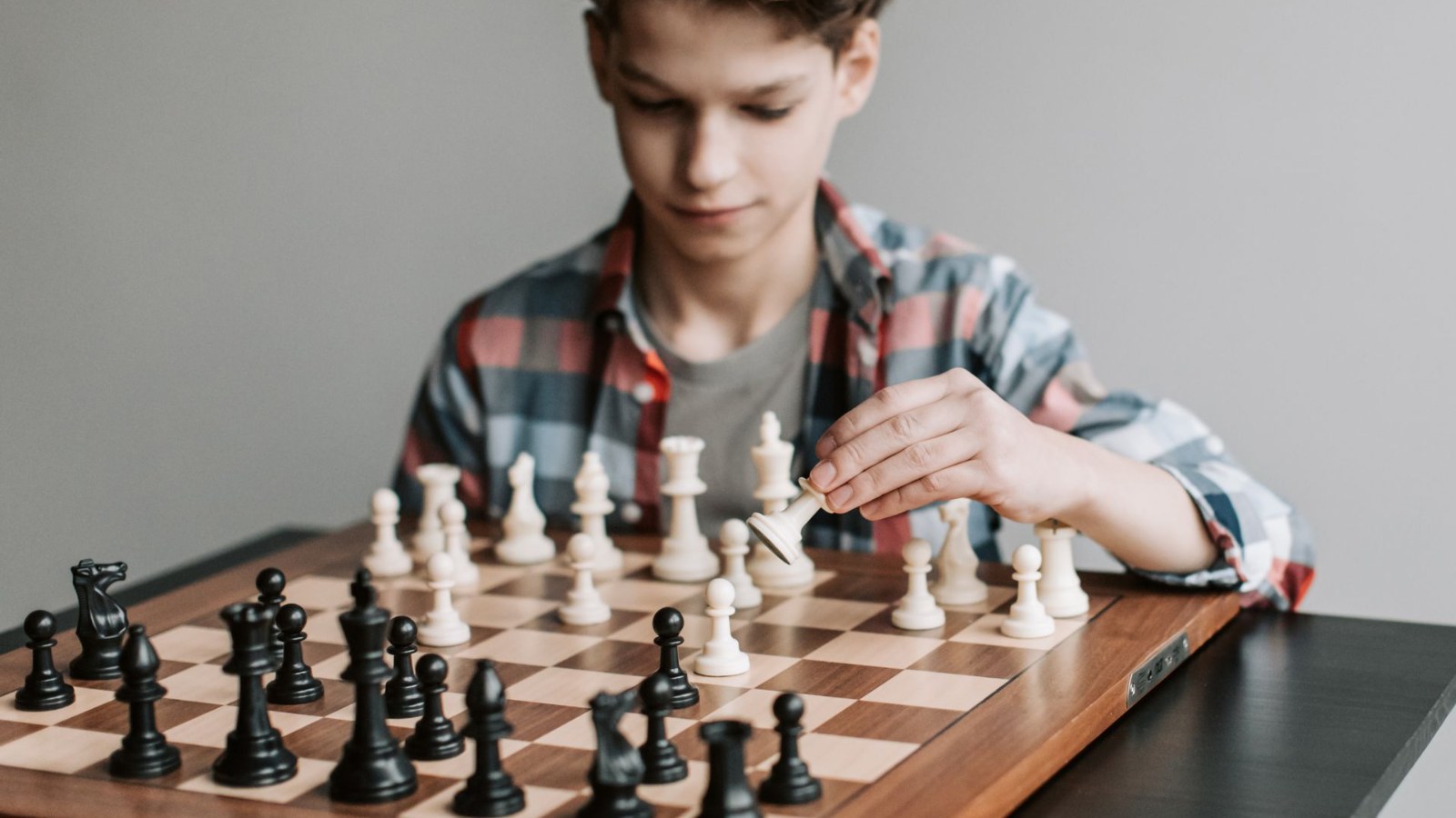 囲碁や盤上ゲームに集中する男の子