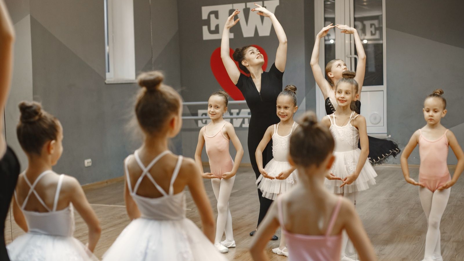 ダンススタジオで先生の指導を受ける子どもたち（バレエ）