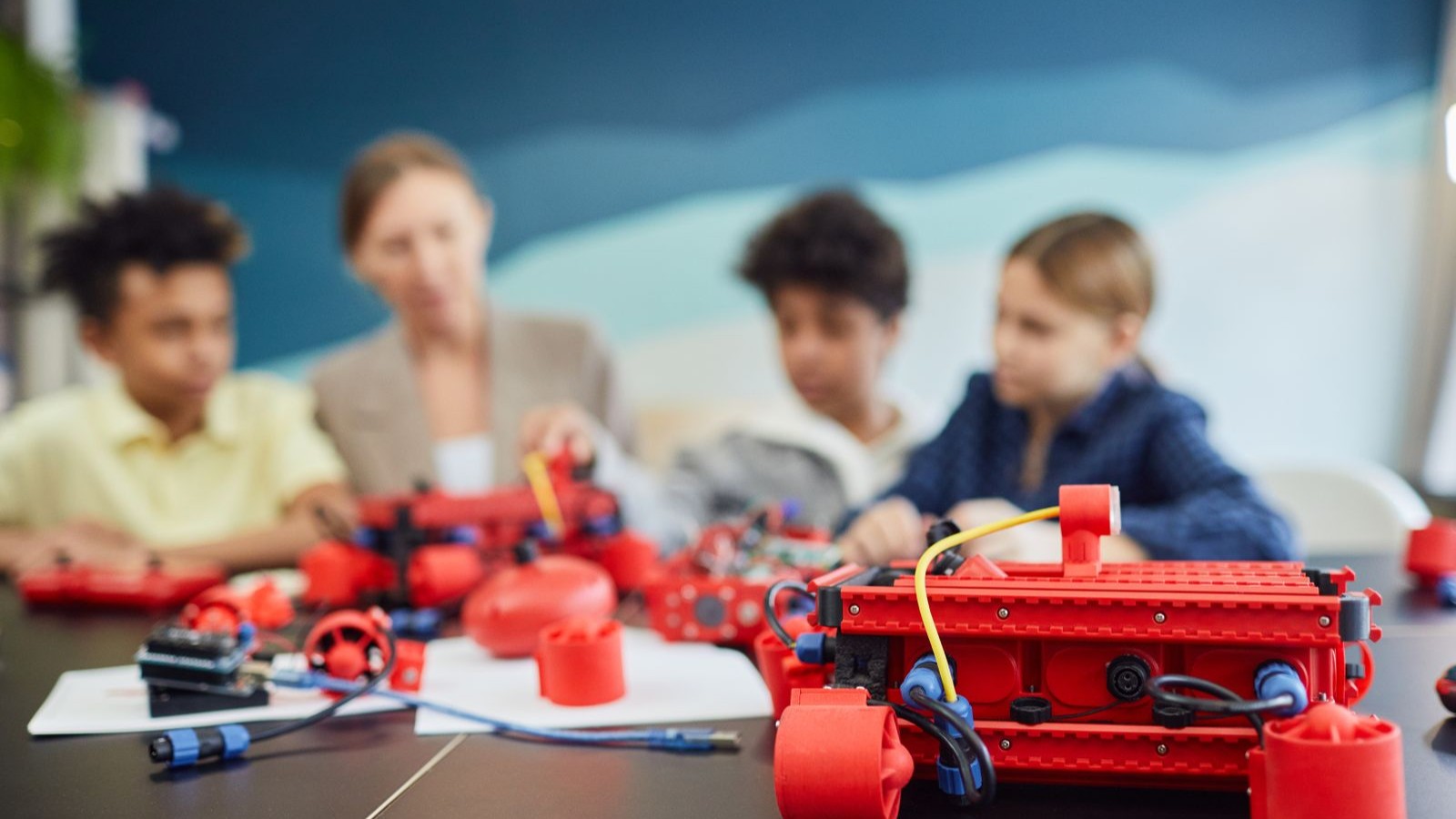 ロボット作りに取り組む子どもたち