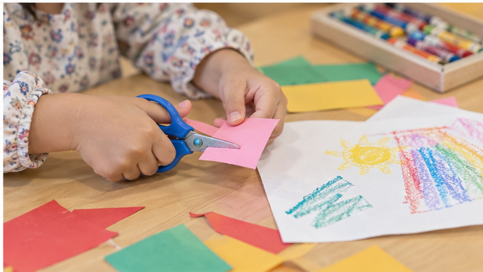 色紙を切って作品を作る子どもの手元