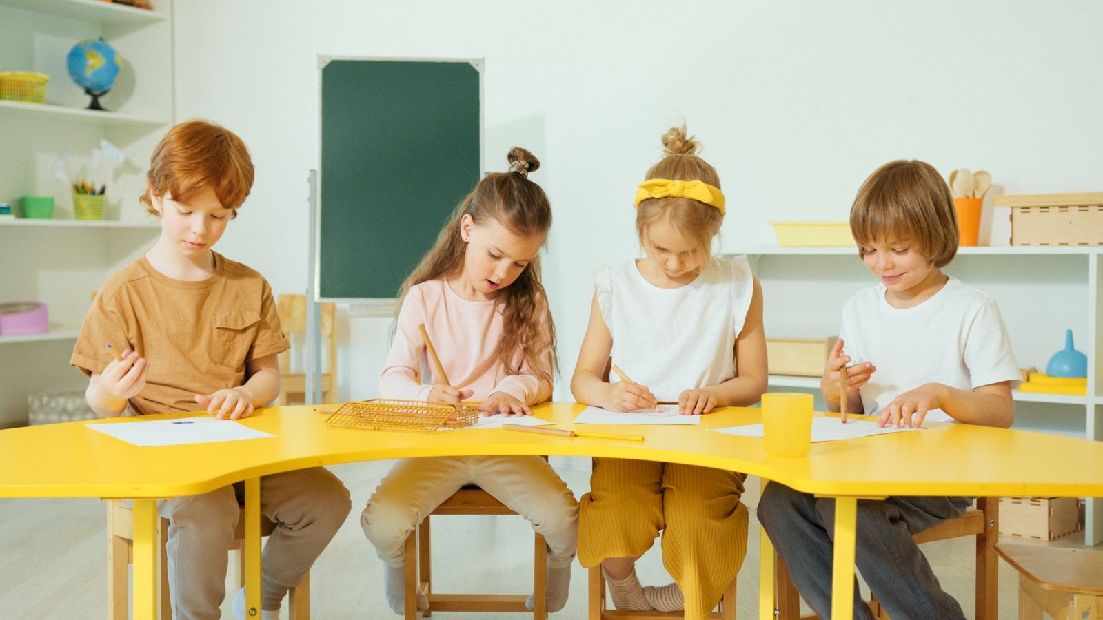 教室で並んで学ぶ子どもたち