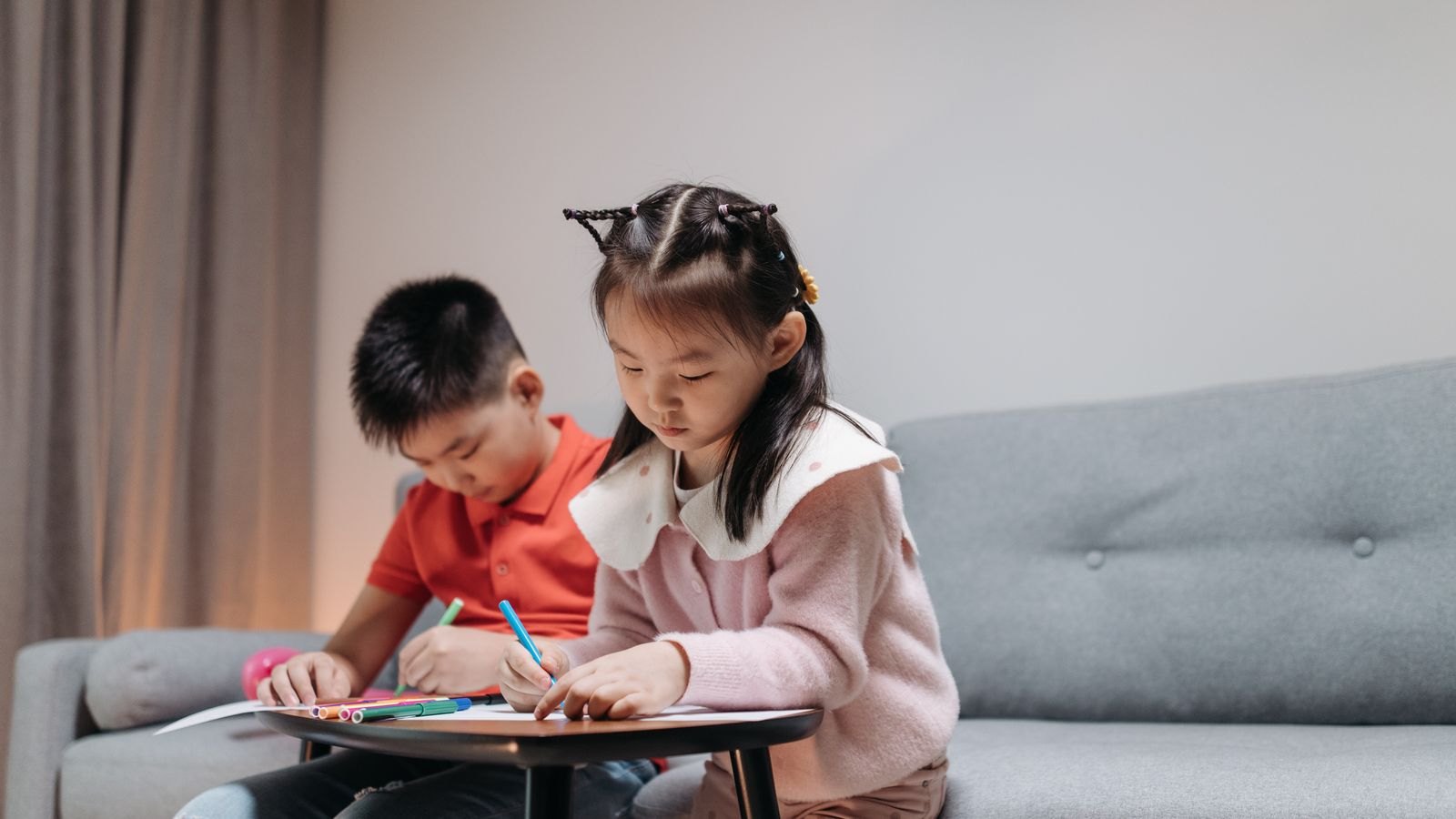 家で勉強する子どもたち