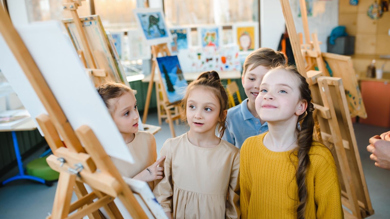 絵画教室で絵の具を使って制作する子どもたち