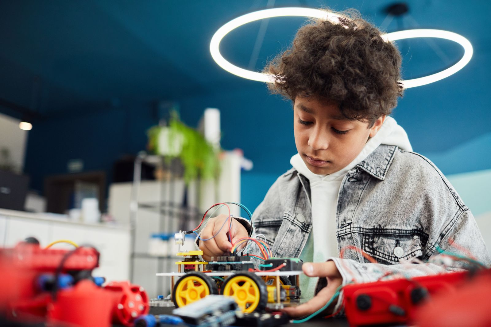 ロボットを組み立てる子ども