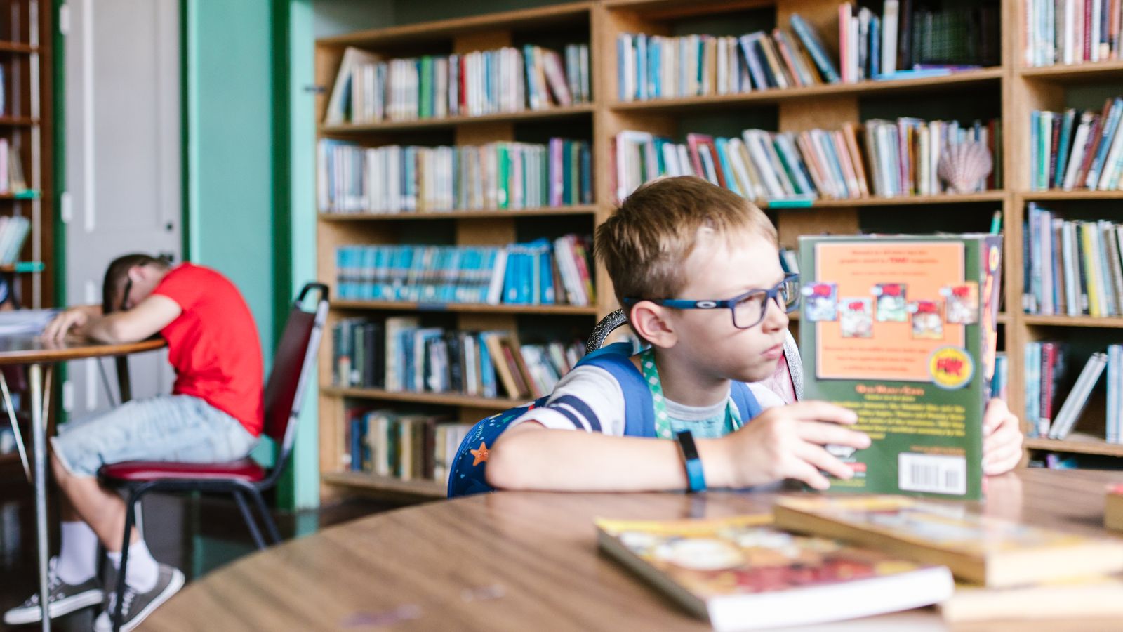 図書館で本を読む男の子