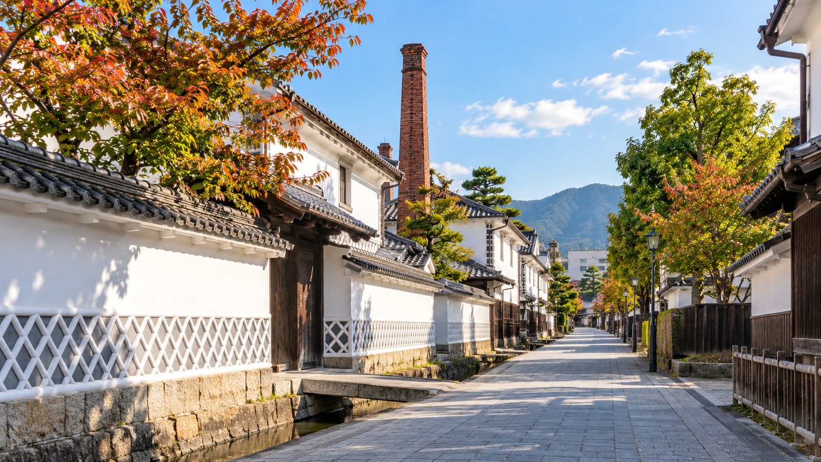 東広島市西条の酒蔵通りと山並みを望む明るい景色
